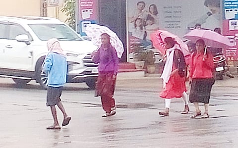 ಕೋಲಾರ ನಗರದಲ್ಲಿ ಮಳೆಯಿಂದಾಗಿ ಜನರು ಸಂಚರಿಸಲು ಪರದಾಡಿದರು.