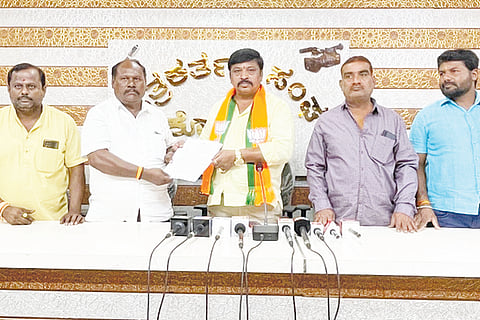 ಕೋಲಾರದಲ್ಲಿ ನಿಮಾರ್ಣವಾಗುತ್ತಿರುವ ಕನಕ ಭವನಕ್ಕೆ ಸರ್ಕಾರದಿಂದ ಮಂಜೂರಾಗಿರುವ 1 ಕೋಟಿ ರೂ.ಗಳ ಅನುದಾನದ ಪ್ರತಿಯನ್ನು ಮಾಜಿ ಸಚಿವ ವರ್ತೂರು ಪ್ರಕಾಶ್​ ಜಿಲ್ಲಾ ಕುರುಬ ಸಂಘದ ಅಧ್ಯಕ್ಷ ತಂಬಹಳ್ಳಿ ಮುನಿಯಪ್ಪಗೆ ಹಸ್ತಾಂತರಿಸಿದರು. ಕುರುಬ ಸಮಾಜದ ನಗರಸಭೆ ಸದಸ್ಯ ಮಂಜುನಾಥ್​, ಮುಖಂಡರಾದ ಮಧುಸೂದನ್​, ಮುಕೇಶ್​, ಸರಸ್ವತಮ್ಮ, ಜನಾರ್ಧನ್​, ಪ್ರಕಾಶ್​, ಕುರಿಗಳ ರಮೇಶ್​ ಇದ್ದರು.
