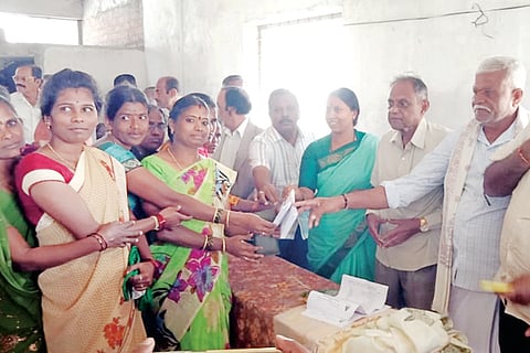 ಕ್ಯಾಸಂಬಳ್ಳಿ ಗ್ರಾಮದ ಸಮುದಾಯ ಭವನದಲ್ಲಿ ಡಿಸಿಸಿ ಬ್ಯಾಂಕ್​ ವತಿಯಿಂದ ಶಾಸಕಿ ಎಂ.ರೂಪಕಲಾ ಸಾಲ ವಿತರಣೆ ಮಾಡಿದರು. ಡಿಸಿಸಿ ಬ್ಯಾಂಕ್​ ಅಧ್ಯಕ್ಷ ಗೋವಿಂದಗೌಡ, ಸೊಸೈಟಿ ಅಧ್ಯಕ್ಷ ವಿಜಯರಾಘವರೆಡ್ಡಿ ಇದ್ದರು.