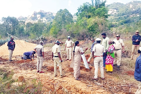 ಅರಣ್ಯ ಒತ್ತುವರಿಯನ್ನು ತೆರವುಗೊಳಿಸುವ ವೇಳೆ ಅರಣ್ಯ ಸಿಬ್ಬಂದಿ ಮತ್ತು ಒತ್ತುವರಿದಾರರ ಮದ್ಯ ತಳ್ಳಾಟ&ನೂಕಾಟ ಪೊಲೀಸರು ಬಂದೋಬಸ್ತ್​ನಲ್ಲಿ ಒತ್ತುವರಿ ತೆರವುಗೊಳಿಸಲಾಯಿತು.