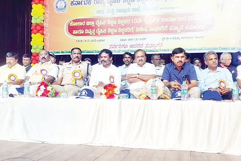 ಕೋಲಾರದ ಟಿ.ಚನ್ನಯ್ಯ ರಂಗಮಂದಿರದಲ್ಲಿ ಆಯೋಜಿಸಿದ್ದ ಜಿಲ್ಲಾ ದೈಹಿಕ ಶಿಕ್ಷಣ ಶಿಕ್ಷಕರ 10ನೇ ಶೈಕ್ಷಣಿಕ ಕಾರ್ಯಾಗಾರದಲ್ಲಿ ಸಂಸದ ಎಸ್​.ಮುನಿಸ್ವಾಮಿ, ಜಿಲ್ಲಾ ಪೊಲೀಸ್​ ವರಿಷ್ಠಾಧಿಕಾರಿ ಡಿ.ದೇವರಾಜ, ಡಿಡಿಪಿಐ ಕೃಷ್ಣಮೂರ್ತಿ, ಬೆಂಗಳೂರು ವಿವಿ ಸಿಂಡಿಕೇಟ್​ ಸದಸ್ಯ ಉದಯಕುಮಾರ್​, ಬಂಗಾರಪೇಟೆ ಕನ್ನಡ ಸಂಘ ಅಧ್ಯಕ್ಷ ಪಲ್ಲವಿಮಣಿ ಇತರರು ಇದ್ದರು.