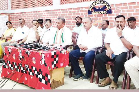 ಕೋಲಾರದಲ್ಲಿ ಮಾಜಿ ಸಚಿವ ಕೆ.ಎಚ್​.ಮುನಿಯಪ್ಪ ಸುದ್ದಿಗೋಷ್ಠಿಯಲ್ಲಿ ಮಾತನಾಡಿದರು. ಕಾಂಗ್ರೆಸ್​ ನಗರ ಘಟಕ ಅಧ್ಯಕ್ಷ ಪ್ರಸಾದ್​ಬಾಬು, ಗ್ರಾಮೀಣ ಅಧ್ಯಕ್ಷ ಉದಯ್​ಶಂಕರ್​, ಎಸ್ಸಿ ಘಟಕ ಜಿಲ್ಲಾಧ್ಯಕ್ಷ ಜಯದೇವ್​ ಇತರರು ಇದ್ದರು.
