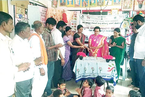 070123 Mallapur Uniform distribution in Anganwadi