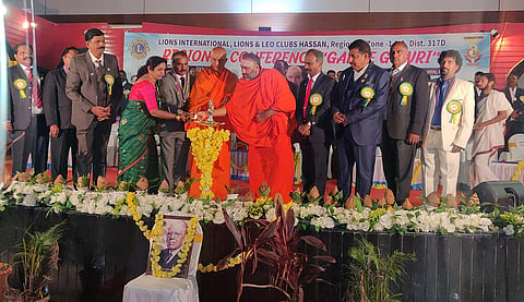 ಸ್ವಾರ್ಥ ಬಿಟ್ಟು ಪ್ರೀತಿ ವಿಶ್ವಾಸದಿಂದ ಸೇವೆ ಮಾಡಿ: ನಿರ್ಮಾಲನಂದನಾಥ ಮಹಾಸ್ವಾಮೀಜಿ