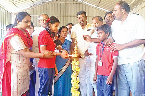 ನೆಲಮಂಗಲ ತಾಲೂಕಿನ ಹಂಚೀಪುರದಲ್ಲಿ ಆಯೋಜಿಸಿದ್ದ ಮಹಿಳೆಯರು ಮತ್ತು ಮಕ್ಕಳ ವಿಶೇಷ ಗ್ರಾಮಸಭೆಯನ್ನು ಗ್ರಾಪಂ ಅಧ್ಯಕ್ಷೆ ಲಕ್ಷ್ಮಮ್ಮ.ಜಿ.ಮುನಿರಾಜು ಉದ್ಘಾಟಿಸಿದರು. ವಿಕಾಸ ಸಂಸ್ಥೆ ಅಧ್ಯಕ್ಷ ಎಂ.ನಾಗರಾಜು, ಪಿಡಿಒ ಸುನೀತಾ, ಕಾರ್ಯದರ್ಶಿ ಹನುಮಂತಯ್ಯ ಮತ್ತಿತರರು ಇದ್ದರು. 
