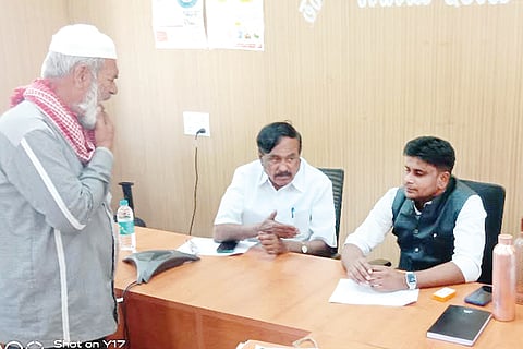 ಕೋಲಾರ ನಗರದ ತಹಸೀಲ್ದಾರ್ ಕಚೇರಿಯಲ್ಲಿ ಆಯೋಜಿಸಿದ್ದ ಸಾರ್ವಜನಿಕರ ಕುಂದು ಕೊರತೆಯ ಸಭೆಯಲ್ಲಿ ಶಾಸಕ ಕೆ.ಶ್ರೀನಿವಾಸಗೌಡರು, ತಹಸೀಲ್ದಾರ್ ನಾಗರಾಜ್ ಇದ್ದರು.
