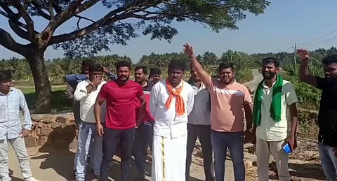 ಕೆರೆಕೋಡಿ ಬಿದ್ದು ರಸ್ತೆ ಕುಸಿದ ಸ್ಥಳಕ್ಕೆ ರೈತ ಸಂಘ ಹಸಿರು ಸೇನೆ ಮುಖಂಡರು ಭೇಟಿ