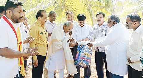 ಚಿಕ್ಕನಾಯಕನಹಳ್ಳಿ ತಾಲೂಕು ಹುಳಿಯಾರು ಹೋಬಳಿಯ ಸಿಂಗಾಪುರದಲ್ಲಿ ಸಾಹಿತಿ ಪ್ರೊ.ಎಸ್.ಜಿ.ಸಿದ್ದರಾಮಯ್ಯ ಅವರು ತಾಲೂಕು ಸಾಹಿತ್ಯ ಸಮ್ಮೇಳನದ ಸಾಹಿತ್ಯ ಜೋಳಿಗೆ ಭಿಕ್ಷಾ ಅಭಿಯಾನಕ್ಕೆ ತೆಂಗಿನ ಕಾಯಿ ನೀಡುವ ಮೂಲಕ ಚಾಲನೆ ನೀಡಿದರು. ಜಿಲ್ಲಾ ಕನ್ನಡ ಸಾಹಿತ್ಯ ಪರಿಷತ್ ಅಧ್ಯಕ್ಷ ಕೆ.ಎಸ್.ಸಿದ್ದಲಿಂಗಪ್ಪ, ತಾಲೂಕು ಅಧ್ಯಕ್ಷ ಎಂ.ಎಸ್.ರವಿಕುಮಾರ್ ಕಟ್ಟೆಮನೆ, ತಾಲೂಕು ಕನ್ನಡ ಸಾಹಿತ್ಯ ಪರಿಷತ್ ಕಸಬಾ ಅಧ್ಯಕ್ಷ ಗಂಗಾಧರ್ ಮಗ್ಗದಮನೆ ಇತರರು ಇದ್ದರು.