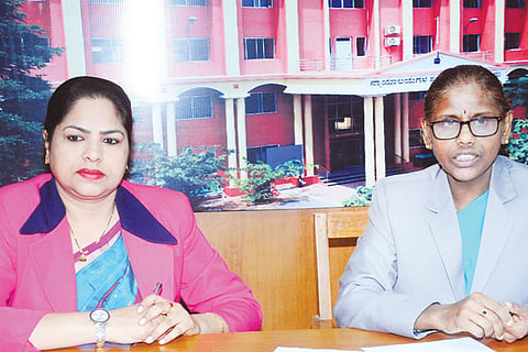 *ಜಿಲ್ಲಾ ನ್ಯಾಯಾಲಯದಲ್ಲಿ ಪ್ರಧಾನ ಜಿಲ್ಲಾ ಸತ್ರ ನ್ಯಾಯಾಧೀಶರಾದ ಕೆ.ಬಿ.ಗೀತಾ, ಕಾನೂನು ಸೇವೆಗಳ ಪ್ರಾಧಿಕಾರದ ಸದಸ್ಯ ಕಾರ್ಯದರ್ಶಿ ನೂರುನ್ನೀಸಾ ಸುದ್ದಿಗೋಷ್ಠಿಯಲ್ಲಿ ಮಾತನಾಡಿದರು. 
