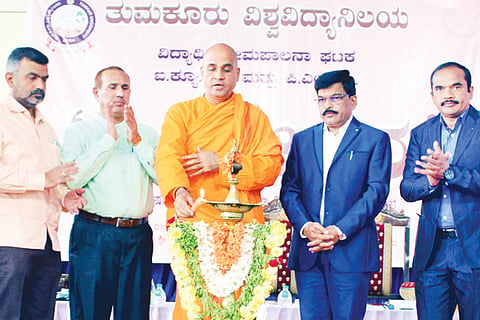 * ತುಮಕೂರು ವಿವಿ ಪ್ರಥಮ ವರ್ಷದ ಸ್ನಾತಕೋತ್ತರ ವಿದ್ಯಾರ್ಥಿಗಳ ಸ್ವಾಗತ ‘ಅನಿಕೇತನ’ ಕಾರ್ಯಕ್ರಮಕ್ಕೆ ಡಾ.ವೀರೇಶಾನಂದ ಸ್ವಾಮೀಜಿ ಚಾಲನೆ ನೀಡಿದರು. ಪ್ರೊ.ಎಂ.ವೆಂಕಟೇಶ್ವರಲು, ಪ್ರೊ.ಕೇಶವ, ಡಾ.ಕೆ.ಪ್ರಸನ್ನ ಕುಮಾರ್, ಪ್ರೊ.ಬಿ.ರಮೇಶ್, ಡಾ.ಕೆ.ಜಿ.ಪರಶುರಾಮ ಇದ್ದರು.
