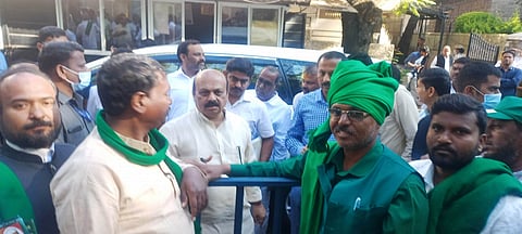 ಬಗರ್ ಹುಕ್ಕುಂ ಸಾಗುವಳಿ ರೈತರ ಭೂಮಿಗೆ ಕೂಡಲೇ ಮಂಜೂರಾತಿ ಪತ್ರ ನೀಡಬೇಕು: ಬೊಮ್ಮಾಯಿಯವರಿಗೆ ಮನವಿ