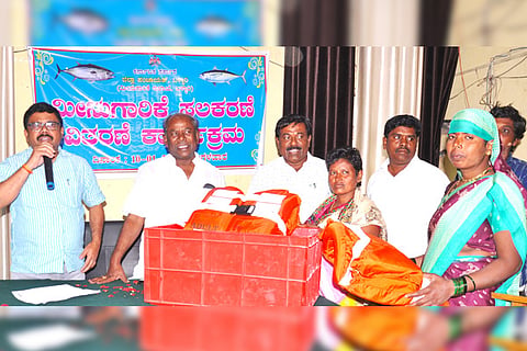120123 Siraguppa Distribution of fishing equipment
