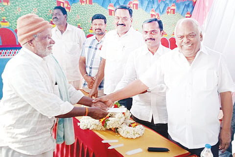 ಶ್ರೀನಿವಾಸಪುರ ತಾಲೂಕಿನ ಮಣಿಗಾನಹಳ್ಳಿ ವ್ಯವಸಾಯ ಸಹಕಾರ ಸಂದ ಆವರಣದಲ್ಲಿ ಡಿಸಿಸಿ ಬ್ಯಾಂಕ್ ವತಿಯಿಂದ ರೈತರಿಗೆ ಶಾಸಕ ಕೆ.ಆರ್.ರಮೇಶ್‌ಕುವಾರ್ ಸಾಲ ವಿತರಣೆ ಮಾಡಿದರು. ಬ್ಯಾಂಕ್ ನಿರ್ದೇಶಕ ವೆಂಕಟರೆಡ್ಡಿ, ವ್ಯವಸಾಯ ಸಹಕಾರ ಸಂದ ಅಧ್ಯಕ್ಷ ಬಿ.ವಿ.ಸುರೇಶ್‌ರೆಡ್ಡಿ, ಉಪಾಧ್ಯಕ್ಷೆ ವೇದಾವತಿ ಇದ್ದರು.