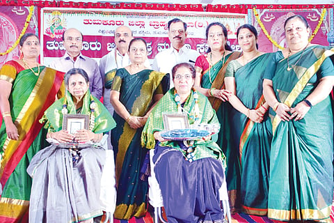 ತುಮಕೂರಿನಲ್ಲಿ ಆಯೋಜಿಸಿದ್ದ ಜಿಲ್ಲಾ ವಿಪ್ರ ಮಹಿಳಾ ಸಮಾವೇಶದಲ್ಲಿ ತೇಜಸ್ವಿನಿ ಅನಂತಕುಮಾರ್ ಮತ್ತು ಪದ್ಮಶೇಷಾದ್ರಿ ಅವರನ್ನು ಸನ್ಮಾನಿಸಲಾಯಿತು. ಸುಭಾಷಿಣಿ, ಛಾಯಾ, ಭಾರತಿ, ಸೌಮ್ಯಾ ಮತ್ತಿತರರು ಇದ್ದರು.