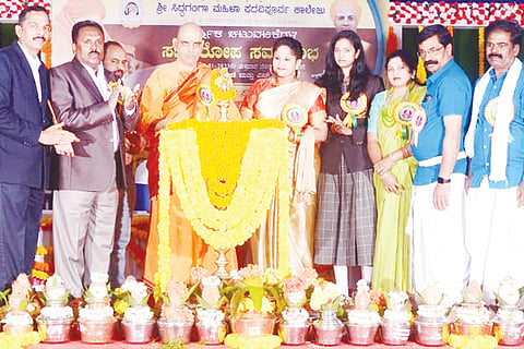 ತುಮಕೂರಿನ ಸಿದ್ಧಗಂಗಾ ಮಹಿಳಾ ಪಿಯು ಕಾಲೇಜಿನಲ್ಲಿ ‘ಸಂಸ್ಕೃತಿ’ ಸಮಾರೋಪಕ್ಕೆ ಶ್ರೀಧೀರಾನಂದ ಸ್ವಾಮಿ ಚಾಲನೆ ನೀಡಿದರು. ಎನ್.ಪ್ರಿಯಾಂಕಾ, ಪಿ.ಚಂದ್ರಶೇಖರ್, ಜಿ.ಎಸ್.ರೇಣುಕಪ್ಪ ಮತ್ತಿತರರು ಇದ್ದರು.