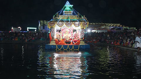 ಪುಷ್ಕರಣಿಯಲ್ಲಿ ಚುಂಚಶ್ರೀಗಳ ತೆಪ್ಪೋತ್ಸವ