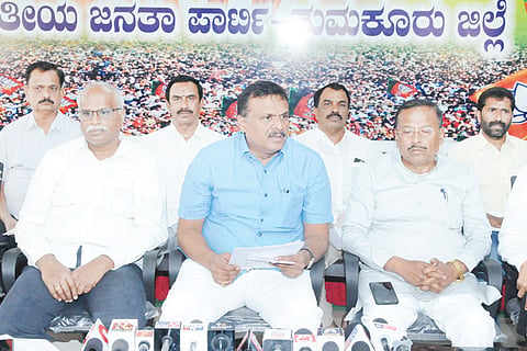 
ತುಮಕೂರಿನ ಬಿಜೆಪಿ ಕಾರ್ಯಾಲಯದಲ್ಲಿ ವಿಜಯ ಸಂಕಲ್ಪ ಅಭಿಯಾನದ ಮಾಹಿತಿಯನ್ನು ಜಿಲ್ಲಾಧ್ಯಕ್ಷ ಎಚ್.ಎಸ್.ರವಿಶಂಕರ್ ಸುದ್ದಿಗೋಷ್ಠಿಯಲ್ಲಿ ನೀಡಿದರು. ಎಂ.ಬಿ.ನಂದೀಶ್, ಜಿ.ಬಿ.ಜ್ಯೋತಿಗಣೇಶ್, ವೈ.ಎಚ್.ಹುಚ್ಚಯ್ಯ, ಅಂಬಿಕಾ ಹುಲಿನಾಯ್ಕರ್, ಸಂಪಿಗೆ ಶ್ರೀಧರ್, ಬೈರಪ್ಪ ಇದ್ದರು.