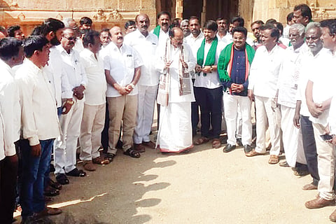 ಚಿಕ್ಕಬಳ್ಳಾಪುರ ತಾಲೂಕಿನ ನಂದಿಯಲ್ಲಿ ಶುಕ್ರವಾರ ಹಮ್ಮಿಕೊಂಡಿದ್ದ ಪ್ರಜಾಧ್ವನಿ ಬಸ್ ಯಾತ್ರೆ ಪೂರ್ವಭಾವಿ ಸಭೆಯಲ್ಲಿ ಮಾಜಿ ಮುಖ್ಯಮಂತ್ರಿ ಎಂ.ವೀರಪ್ಪ ಮೊಯ್ಲಿ, ಜಿಲ್ಲಾ ಕಾಂಗ್ರೆಸ್ ಅಧ್ಯಕ್ಷ ಕೆ.ಎನ್.ಕೇಶವರೆಡ್ಡಿ, ಕೆಪಿಸಿಸಿ ಪ್ರಧಾನ ಕಾರ್ಯದರ್ಶಿ ರಘು, ಸದಸ್ಯ ವಿನಯ್ ಶ್ಯಾಮ್, ಖಾದಿ ಮತ್ತು ಗ್ರಾಮೋದ್ಯೋಗ ಮಂಡಳಿ ಮಾಜಿ ಅಧ್ಯಕ್ಷ ಎನ್.ರಮೇಶ್ ಮತ್ತಿತರರು ಇದ್ದರು.  