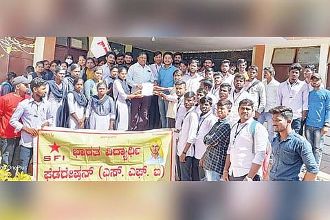 27012023 yelburga sfi protest