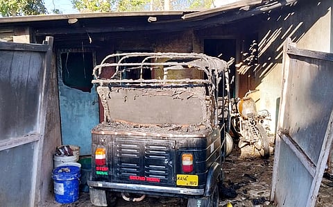 ಆಕಸ್ಮಿಕ ಬೆಂಕಿ; ಆಟೋ- ಬೈಕ್ ಭಸ್ಮ