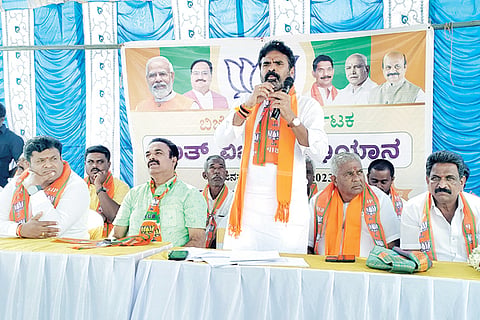 ಬಂಗಾರಪೇಟೆ ತಾಲೂಕು ತಟ್ನಹಳ್ಳಿಯಲ್ಲಿ ಆಯೋಜಿಸಿದ್ದ ಬಿಜೆಪಿಯ ಬೂತ್​ ವಿಜಯ ಅಭಿಯಾನದಲ್ಲಿ ಸಂಸದ ಎಸ್​.ಮುನಿಸ್ವಾಮಿ ಮಾತನಾಡಿದರು.