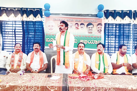 ಮುಳಬಾಗಿಲಿನ ವೀರಭದ್ರ ನಗರದಲ್ಲಿ ಆಯೋಜಿಸಿದ್ದ ಬಿಜೆಪಿ ಬೂತ್​ ವಿಜಯ್​ ಅಭಿಯಾನದಲ್ಲಿ ಸಂಸದ ಎಸ್​.ಮುನಿಸ್ವಾಮಿ ಮಾತನಾಡಿದರು. ಹಿರಿಯ ಮುಖಂಡ ಮುಖಂಡ ಆಲಂಗೂರು ವೈ.ಸುರೇಂದ್ರಗೌಡ, ಮಾವು ಅಭಿವೃದ್ಧಿ ಮಂಡಳಿ ಅಧ್ಯಕ್ಷ ಎಂ.ಕೆ.ವಾಸುದೇವ್​, ಮುಖಂಡರಾದ ಸೀಗೇಹಳ್ಳಿ ಸುಂದರ್​ರಾಜು, ಕೆ.ಚಂದ್ರಾರೆಡ್ಡಿ ಇತರರು ಇದ್ದರು.