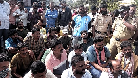 ಹಳೇಬೀಡು -ಹಗರೆ-ಹಾಸನ ಹೆದ್ದಾರಿ ದುರಸ್ತಿಗೊಳಿಸಬೇಕೆಂದು ಆಗ್ರಹಿಸಿ ರಸ್ತೆತಡೆದು ಪ್ರತಿಭಟನೆ.