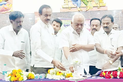 ಶ್ರೀನಿವಾಸಪುರದ ಮಾರುತಿ ಸಭಾ ಭವನದಲ್ಲಿ ಡಿಸಿಸಿ ಬ್ಯಾಂಕ್​ ವತಿಯಿಂದ ಆಯೋಜಿಸಿದ್ದ ಮಹಿಳೆಯರ ಸಬಲೀಕರಣ ಶಿಬಿರಕ್ಕೆ ಶಾಸಕ ಕೆ.ಆರ್​.ರಮೇಶ್​ಕುಮಾರ್​ ಚಾಲನೆ ನೀಡಿದರು.