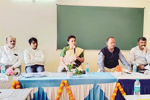 1. ಹೊಸಕೋಟೆ ತಾಲೂಕು ಜಡಿಗೇನಹಳ್ಳಿಯಲ್ಲಿ ಡಿಸಿ ನಡಿಗೆ ಕಾರ್ಯಕ್ರಮ ಕುರಿತ ಪೂರ್ವಭಾವಿ ಸಭೆಯಲ್ಲಿ ಡಿಸಿ ಆರ್.ಲತಾ ಮಾತನಾಡಿದರು. ಜಿಪಂ ಸಿಇಒ ಕೆ.ರೇವಣಪ್ಪ, ಉಪ ಕಾರ್ಯದರ್ಶಿ ಡಾ.ನಾಗರಾಜ, ತಹಸೀಲ್ದಾರ್ ಮಹೇಶ್‌ಕುಮಾರ್ ಮತ್ತಿತರರಿದ್ದರು.

