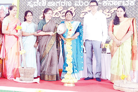 ತುಮಕೂರಿನಲ್ಲಿ ಸ್ವದೇಶಿ ಜಾಗರಣಾ ಮಂಚ್ ಆಯೋಜಿಸಿರುವ ಸ್ವದೇಶಿ ಮೇಳಕ್ಕೆ ತೇಜಸ್ವಿನಿ ಅನಂತ್‌ಕುಮಾರ್ ಚಾಲನೆ ನೀಡಿದರು. ಜಿ.ಬಿ.ಜ್ಯೋತಿಗಣೇಶ್, ಪ್ರಭಾವತಿ, ಚಕ್ರವರ್ತಿ ಸೂಲಿಬೆಲೆ, ಆ.ನ.ಲಿಂಗಪ್ಪ ಮತ್ತಿತರರು ಉಪಸ್ಥಿತರಿದ್ದರು.