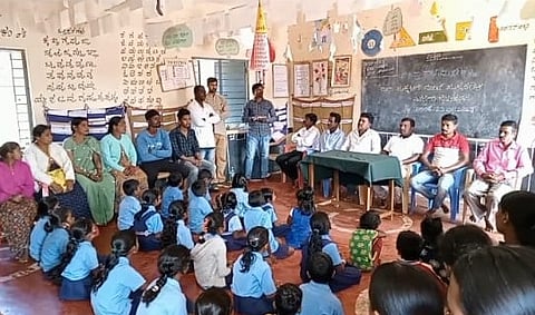 ಮುರೇಹಳ್ಳಿ ಬೀರ್ಮ್ ಆರ್ಮಿ ತಂಡದಿಂದ ಶಾಲಾ ಮಕ್ಕಳಿಗೆ ನೋಟ್ ಬುಕ್ ವಿತರಣೆ.