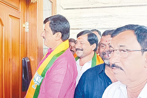 ಚನ್ನಪಟ್ಟಣ ಕ್ಷೇತ್ರದಲ್ಲಿ ಹಮ್ಮಿಕೊಂಡಿರುವ ಶಾಸಕರ ಮನೆ ಮನೆ ಭೇಟಿ ಕಾರ್ಯಕ್ರಮದಲ್ಲಿ ಎಂಎಲ್ಸಿ ಸಿ.ಪಿ.ಯೋಗೇಶ್ವರ್, ಜಿಲ್ಲಾ ಬಿಜೆಪಿ ಅಧ್ಯಕ್ಷ ಹುಲುವಾಡಿ ಇತರರಿದ್ದರು.

