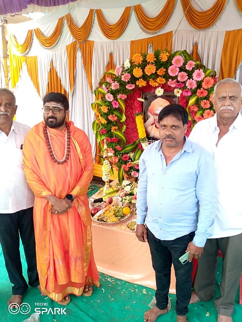 ಶ್ರೀ ಗಳ ಆದರ್ಶಗಳನ್ನು ಒಂದು ದಿನಕ್ಕೆ ಸೀಮಿತಗೊಳಿಸದೆ ನಿತ್ಯ ಜೀವನದಲ್ಲಿ ಆಳವಡಿಳ್ಳಬೇಕು.