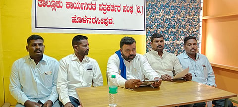 ಮಲ್ಲಪ್ಪನಹಳ್ಳಿಯ ಹದಗೆಟ್ಟ ರಸ್ತೆಗೆ ಮಣ್ಣು ಸುರಿಸುವ ವಿಚಾರದಲ್ಲಿ ಸರಿಯಾಗಿ ಕಾಮಗಾರಿ ನಡೆಸುತ್ತಿಲ್ಲ.