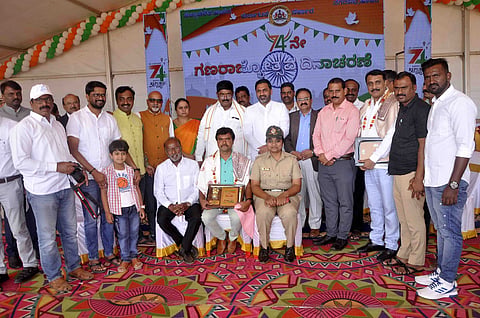 ಗಣನೀಯ ಸಾಧನೆ ಸಲ್ಲಿಸಿರುವ ಸಾಧಕರು ಹಾಗೂ ವಿವಿಧ ಸಂಸ್ಥೆಗಳ ಪ್ರತಿನಿಧಿಗಳಗೆ ಸನ್ಮಾನ.