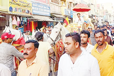ಜನ್ಮದಿನದ ಅಂಗವಾಗಿ ನಿಖಿಲ್ ಕುವಾರಸ್ವಾಮಿ ಅವರನ್ನು ಕುದುರೆ ಸಾರೋಟಿನಲ್ಲಿ  ಕರೆತರಲಾಯಿತು. 
