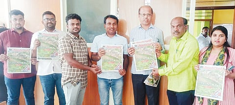 ರಾಮನಗರದ ಕೃಷಿ ಇಲಾಖೆ ಕಚೇರಿ ಆವರಣದಲ್ಲಿ ಉಪವಿಭಾಗಾಧಿಕಾರಿ ಮಂಜುನಾಥ್ ಗ್ರಾಮಭಾರತ ವಿಶೇಷ ಸಂಚಿಕೆಯನ್ನು ಬಿಡುಗಡೆ ಮಾಡಿದರು. ವಿಜಯವಾಣಿ ಜಿಲ್ಲಾ ವರದಿಗಾರ ಗಂಗಾಧರ್ ಭೈರಾಪಟ್ಟಣ, ವರದಿಗಾರರಾದ ವಿಭೂತಿಕೆರೆ ಶಿವಲಿಂಗಯ್ಯ,ಚೇತನ್ ಚಕ್ಕೆರೆ, ಪ್ರಸರಣ ವಿಭಾಗದ ರೋಹಿತ್ ಇದ್ದರು.
