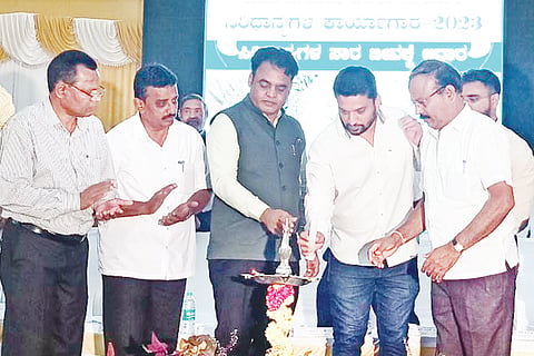 ರೇಷ್ಮೆ ಅಭಿವೃದ್ಧಿ ನಿಗಮದ ಅಧ್ಯಕ್ಷ ಗೌತಮ್‌ಗೌಡ, ನಗರಾಭಿವೃದ್ಧಿ ಪ್ರಾಧಿಕಾರದ ಅಧ್ಯಕ್ಷ ಶಿವವಾದು, ಜಿಪಂ ಸಿಇಒ ದಿಗ್ವಿಜಯ್ ಬೋಡ್ಕೆ, ಉಪ ಕಾರ್ಯದರ್ಶಿ ರಮೇಶ್, ಕೃಷಿ ಇಲಾಖೆ ಜಂಟಿ ನಿರ್ದೇಶಕ ಕೆ.ಎಂ.ಸೋಮಸುಂದರ್, ಉಪ ಕೃಷಿ ನಿರ್ದೇಶಕ ಡಿ.ಉಮೇಶ್, ವಿವಿಧ ತಾಲೂಕುಗಳ ಸಹಾಯಕ ಕೃಷಿ ನಿರ್ದೇಶಕರಾದ ಪೂರ್ಣಿವಾ, ನರಸಿಂಹಯ್ಯ, ರವಿ, ಶಶಿಕಲಾ ಮುಂತಾದವರಿದ್ದರು.