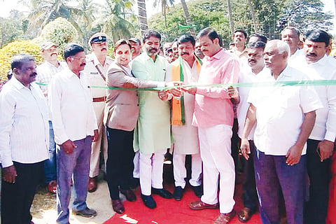 ಕೋಲಾರದಲ್ಲಿ ಸಚಿವ ಮುನಿರತ್ನ ಸಾವಯವ ಮತ್ತು ಸಿರಿಧಾನ್ಯ ಮೇಳ ಹಾಗೂ ಫಲಪುಷ್ಪ ಪ್ರದರ್ಶನಕ್ಕೆ ಚಾಲನೆ ನೀಡಿದರು. ಸಂಸದ ಮುನಿಸ್ವಾಮಿ, ವಿಧಾನಪರಿಷತ್ ಸದಸ್ಯ ಗೋವಿಂದರಾಜು, ಮಾಜಿ ಸಚಿವ ವರ್ತೂರು ಆರ್. ಪ್ರಕಾಶ್ ಇತರರು ಇದ್ದರು. 
