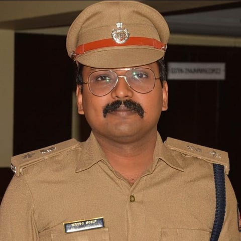 ಜೈಲಿನ ಕೊಠಡಿಗಳಲ್ಲಿ ಸಿಕ್ಕಿದ ಮೊಬೈಲ್ ಫೋನ್‌ಗಳು ಮತ್ತು ಗಾಂಜಾ ಪ್ಯಾಕೆಟ್‌...!!