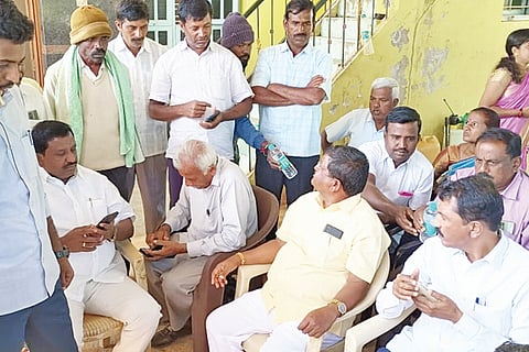 ವಿಜಯಪುರ ಹೋಬಳಿ ಹಾರೋಹಳ್ಳಿ ಗ್ರಾಮದಲ್ಲಿ ಜಲಜೀವನ್ ಮಿಷನ್ ಯೋಜನೆಯಡಿ ಕಾಮಗಾರಿಗೆ ಚಾಲನೆ ನೀಡಲು ಆಗಮಿಸಿದ್ದ ಶಾಸಕ ನಿಸರ್ಗ ನಾರಾಯಣಸ್ವಾಮಿ ಸ್ಥಳೀಯರೊಂದಿಗೆ ಚರ್ಚೆ ನಡೆಸಿದರು. ಮುಖಂಡರಾದ ರಘುನಂದನ್, ಚಂದ್ರಪ್ಪ, ಬಸವರಾಜ್, ಎಚ್.ಶ್ರೀನಿವಾಸ್, ಸುಬ್ಬಣ್ಣ, ಭೈರೇಗೌಡ, ಜೆಡಿಎಸ್ ತಾಲೂಕು ಅಧ್ಯಕ್ಷ ಆರ್.ಮುನೇಗೌಡ, ಪ್ರಧಾನ ಕಾರ್ಯದರ್ಶಿ ಜಿ.ಎ.ರವೀಂದ್ರ ಇತರರಿದ್ದರು.