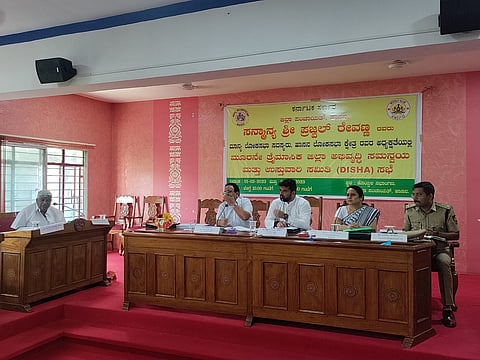 ಪ್ರಗತಿ ಪರಿಶೀಲನಾ ಸಭೆ: ಗಣಿಗಳ ವಿರುದ್ಧ ರೇವಣ್ಣ ಕಿಡಿ!.