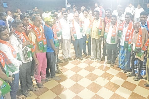 ತುರುವೇಕೆರೆಯ ಶಾಸಕರ ತೋಟದ ಮನೆಯಲ್ಲಿ ಮುನಿಯೂರು ವಿವೇಕಾನಂದನಗರದ ಜೆಡಿಎಸ್- ಕಾಂಗ್ರೆಸ್ ಮುಖಂಡರು ಶಾಸಕ ಮಸಾಲಾ ಜಯರಾಂ ನೇತೃತ್ವದಲ್ಲಿ ಬಿಜೆಪಿಗೆ ಸೇರ್ಪಡೆಯಾದರು. ಬಿಜೆಪಿ ಜಿಲ್ಲಾಧ್ಯಕ್ಷ ಹೆಬ್ಬಾಕ ರವಿಕುಮಾರ್. ಬಿಜೆಪಿ ತಾಲೂಕು ಅಧ್ಯಕ್ಷ ಮುತ್ತಣ್ಣ, ಪ್ರಾಂತೀಯ ಉಸ್ತುವಾರಿ ಜೇಷ್ಠ ಪಡಿವಾಳ್, ಮಾಜಿ ಎಂಎಲ್‌ಸಿ ಸದಸ್ಯ ಹುಲಿನಾಯ್ಕರ್ ಇದ್ದರು.
