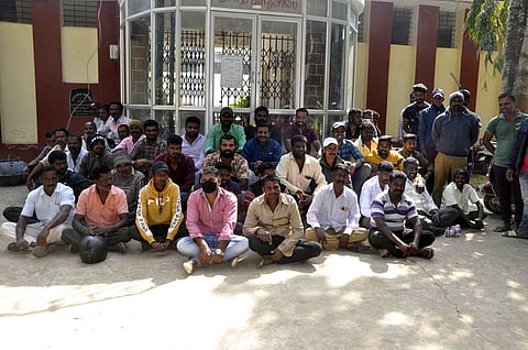 ಸಂಬಳವನ್ನು ನೀಡುವಂತೆ ಆಗ್ರಹಿಸಿ ಮೌನ ಪ್ರತಿಭಟನೆ
