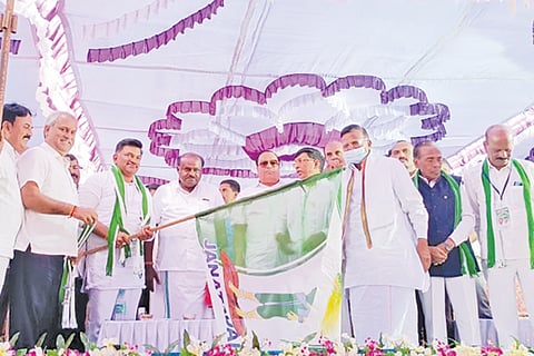 ತಿಪಟೂರಿನ ಕಲ್ಪತರು ಕ್ರೀಡಾಂಗಣದಲ್ಲಿ ಶುಕ್ರವಾರ ಕೆ.ಟಿ.ಶಾಂತಕುಮಾರ್ ಅವರಿಗೆ ಮಾಜಿ ಸಿಎಂ ಎಚ್.ಡಿ.ಕುಮಾರಸ್ವಾಮಿ ಪಕ್ಷದ ಬಾವುಟ ನೀಡಿ ಜೆಡಿಎಸ್‌ಗೆ ಬರಮಾಡಿಕೊಂಡರು. ರಾಜ್ಯಾಧ್ಯಕ್ಷ ಸಿ.ಎಂ.ಇಬ್ರಾಹಿಂ, ಶಾಸಕ ಸಿ.ಎನ್.ಬಾಲಕೃಷ್ಣ, ಮಾಜಿ ಶಾಸಕರಾದ ಸುರೇಶ್ ಬಾಬು, ಎಂ.ಟಿ.ಕೃಷ್ಣಪ್ಪ ಡಿ.ನಾಗರಾಜಯ್ಯ, ಜಿಲ್ಲಾಧ್ಯಕ್ಷ ಅಂಜನಪ್ಪ, ಮುಖಂಡರಾದ ಬಿ.ಎಸ್.ನಾಗರಾಜು, ಜಕ್ಕನಹಳ್ಳಿ ಲಿಂಗರಾಜು ಇದ್ದರು.