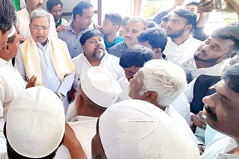 ಬೆಂಗಳೂರಿನಲ್ಲಿ ವಿಪಕ್ಷ ನಾಯಕ ಸಿದ್ದರಾಮಯ್ಯ ಅವರನ್ನು ತುಮಕೂರಿನ ಮುಸ್ಲಿಂ ಧರ್ಮಗುರುಗಳ ನಿಯೋಗವು ಭೇಟಿ ಮಾಡಿ ಸ್ಥಳೀಯರಿಗೆ ಕಾಂಗ್ರೆಸ್ ಟಿಕೆಟ್ ನೀಡುವಂತೆ ಒತ್ತಾಯಿಸಿದೆ