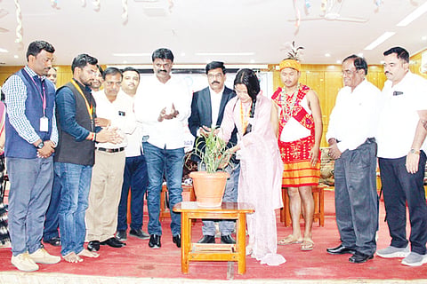 ಪ್ರಾಧ್ಯಾಪಕ ಕೆ.ಜಿ.ಪರಶುರಾಮ್, ನಾಗಾಲ್ಯಾಂಡ್‌ನ ಎಬಿವಿಪಿ ಪ್ರತಿನಿಧಿ ಲೆನಿಂಟ್ ಟೆಬೊ, ಕೈಗಾರಿಕಾ ಸಲಹೆಗಾರ ಸಾಗರನಹಳ್ಳಿ ಪ್ರಭು, ತುಮಕೂರು ವಿವಿ ಶೈಕ್ಷಣಿಕ ಮಂಡಳಿ ಸದಸ್ಯ ಡಾ.ಎಂ.ವಿ.ಅಜಯ್‌ಕುಮಾರ್, ಎನ್.ರೇಖಾ, ಉದ್ಯಮಿ ಟಿ.ಎನ್.ರುದ್ರೇಶ್, ತುಮಕೂರು ವಿವಿ ಮಾಜಿ ಸಿಂಡಿಕೇಟ್ ಸದಸ್ಯ ರಾಜು, ಟಿ.ಎಸ್.ಸುನೀಲ್ ಪ್ರಸಾದ್ ಮತ್ತಿತರರು ಇದ್ದರು. 