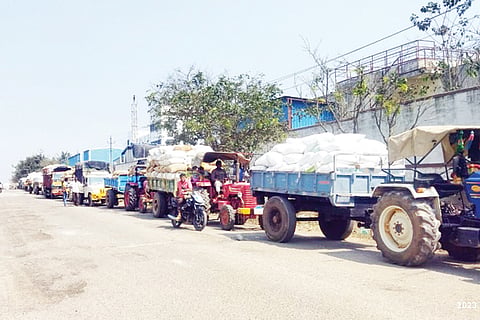 ತುಮಕೂರು ಹೊರವಲಯದ ಅಂತರಸನಹಳ್ಳಿ ರಾಗಿ ಖರೀದಿ ಕೇಂದ್ರದ ಮುಂದೆ ವಾರದಿಂದಲೂ ಸಾಲುಗಟ್ಟಿ ನಿಂತಿರುವ ರೈತರ ಟ್ರ್ಯಾಕ್ಟರ್‌ಗಳು.