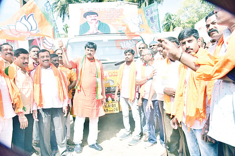 ಚನ್ನಪಟ್ಟಣ ತಾಲೂಕಿನ ಕೆಂಗಲ್ ಆಂಜನೇಯ ಸನ್ನಿಧಿಯಲ್ಲಿ ಸ್ವಾಭಿಮಾನ ಸಂಕಲ್ಪ ನಡಿಗೆ ಪ್ರಚಾರ ವಾಹನಗಳಿಗೆ ಎಂಎಲ್‌ಸಿ ಸಿ.ಪಿ. ಯೋಗೇಶ್ವರ್ ಚಾಲನೆ ನೀಡಿದರು. ಬಿಜೆಪಿ ಜಿಲ್ಲಾಧ್ಯಕ್ಷ ಹುಲುವಾಡಿ ದೇವರಾಜು ಮತ್ತಿತರರು ಇದ್ದರು.