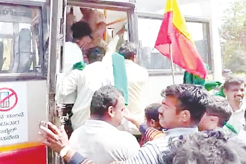 ಸಂಗಮದಲ್ಲಿ ಅಣೆಕಟ್ಟೆ ನಿರ್ಮಾಣಕ್ಕೆ ಭೂಮಿಪೂಜೆ ನಡೆಸಲು ಹೊರಟ್ಟಿದ್ದ ರೈತ ಸಂಘ ಹಾಗೂ ವಿವಿಧ ಸಂಘಟನೆಗಳ ಕಾರ್ಯಕರ್ತರನ್ನು ಕನಕಪುರ ತಾಲೂಕಿನ ಬೆಂಡಗೋಡು ಚೆಕ್‌ಪೋಸ್ಟ್ ಬಳಿ ಪೊಲೀಸರು ವಶಕ್ಕೆ ಪಡೆದರು.